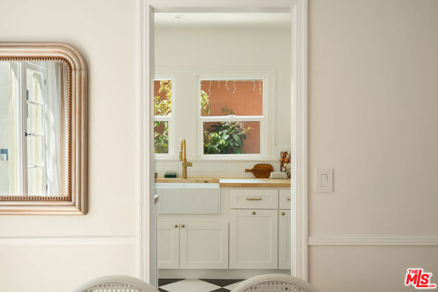 1511 Carmona Avenue, Los Angeles CA: https://media.crmls.org/mediaz/e70ec432-9d70-4b1b-9ea9-e1743858781a.jpg