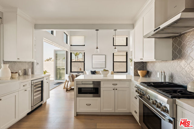 6592 Kentwood Bluffs Drive, Los Angeles CA: https://media.crmls.org/mediaz/e70fad40-3d6e-4307-8eca-350be690b63a.jpg