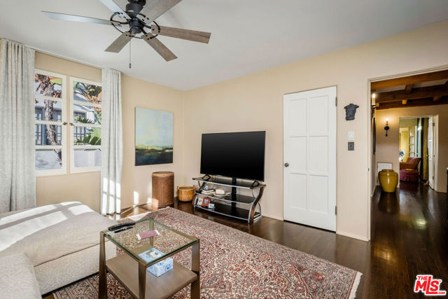 500 N Las Palmas Avenue, Los Angeles CA: https://media.crmls.org/mediaz/e710cd15-9917-41d5-97f8-3e80a201c5d3.jpg