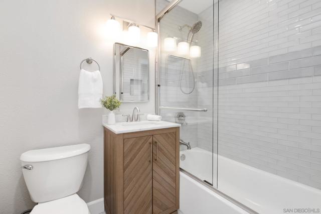 1129 Bonita Dr, Encinitas CA: https://media.crmls.org/mediaz/e710fe70-9de8-4339-9839-3850c79cd715.jpg