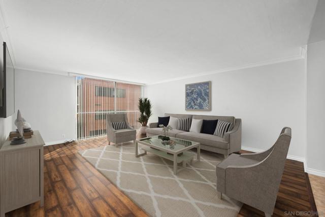 7811 Eads Ave, La Jolla CA: https://media.crmls.org/mediaz/e714ab84-970c-41b4-a068-1dae3dee5204.jpg