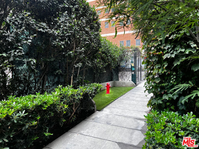 849 S Broadway, Los Angeles CA: https://media.crmls.org/mediaz/e7151736-c3b7-4700-bcce-1ff0d2307389.jpg