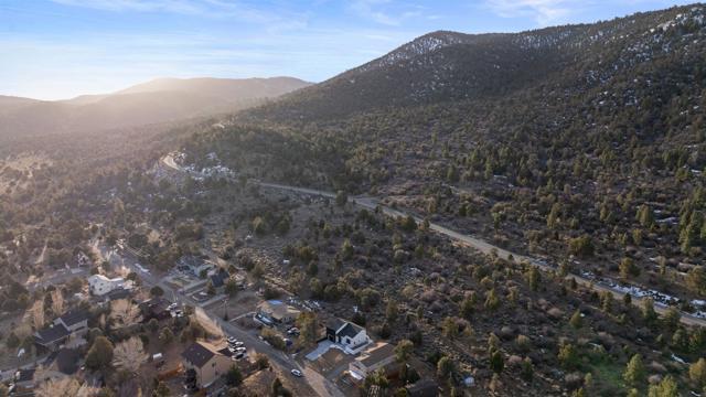 47145 Skyview Drive, Big Bear CA: https://media.crmls.org/mediaz/e715253f-cd58-4f80-87bc-a0244a07dcdf.jpg