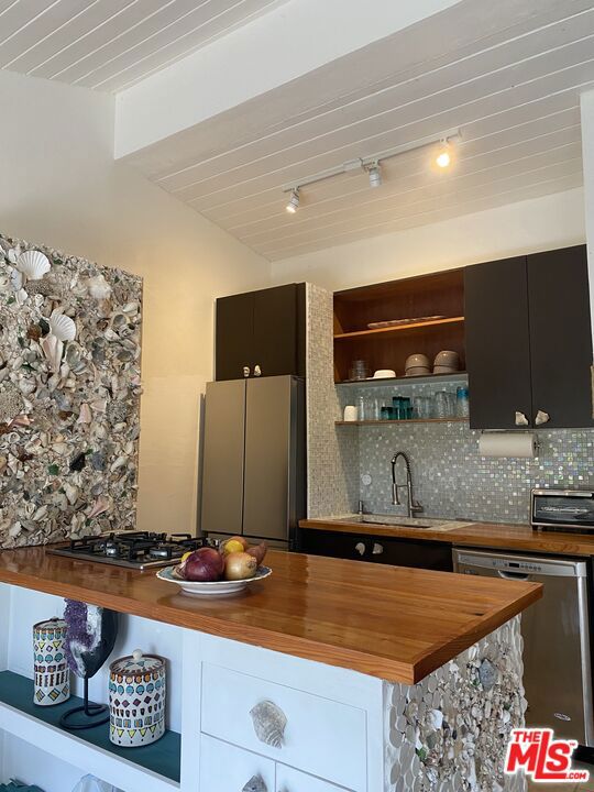 1 Papaya Road,  CA: https://media.crmls.org/mediaz/e715607e-831a-44f8-848f-9fea061d1e9d.jpg