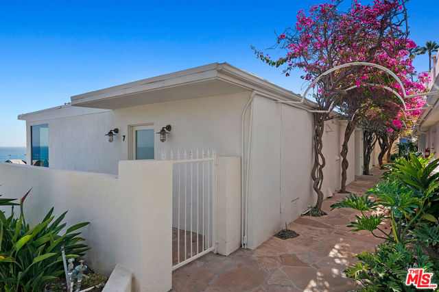27400 Pacific Coast Highway, Malibu CA: https://media.crmls.org/mediaz/e716b77e-6956-41e0-bd28-d0c3113f3f14.jpg