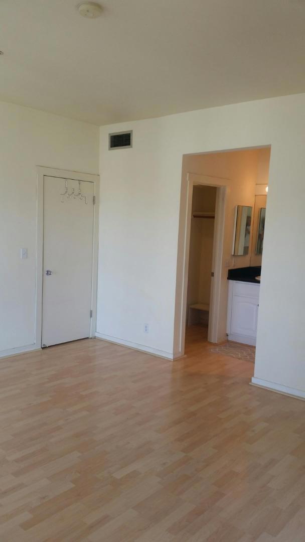 97 E Saint James Street, San Jose CA: https://media.crmls.org/mediaz/e71736c2-88f6-4599-90be-5f09a04dd07a.jpg
