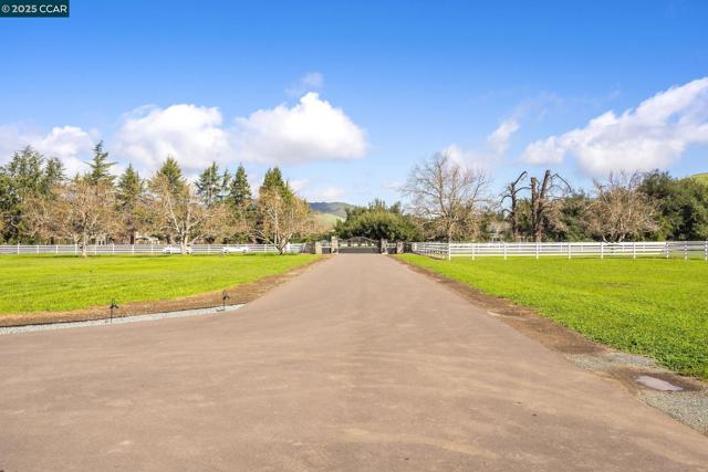 5400 Johnston Rd, Danville CA: https://media.crmls.org/mediaz/e717ba79-27c6-476e-a71f-8b289a0c39b2.jpg