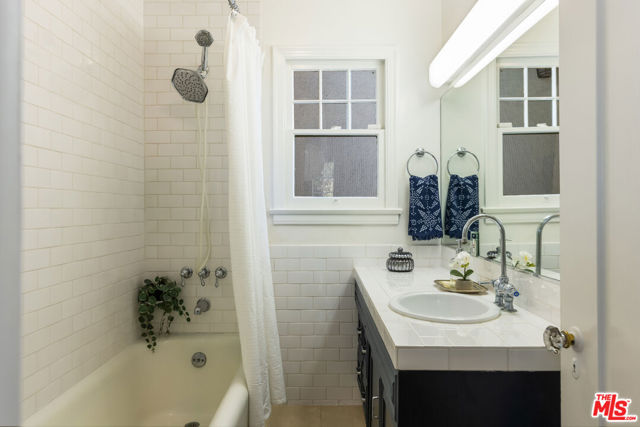 7361 Oakwood Avenue, Los Angeles CA: https://media.crmls.org/mediaz/e717da8c-930f-46e2-bbe9-ff57c6be458f.jpg