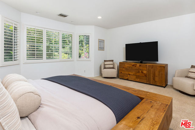 1215 Linda Ridge Lane, Pasadena CA: https://media.crmls.org/mediaz/e7180c6d-dcfd-4c2e-b3c8-3830808f3860.jpg