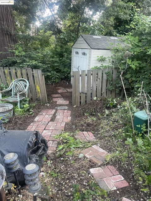 35 Randwick Ave, Oakland CA: https://media.crmls.org/mediaz/e7187bb8-a468-4734-976c-5c44beea3162.jpg