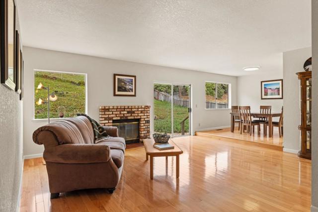 3097 Messinger Drive, Marina CA: https://media.crmls.org/mediaz/e718d860-828c-4b02-8660-5b3942d67f07.jpg