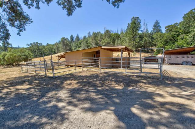 5281 Chiles Pope Valley Rd,  CA: https://media.crmls.org/mediaz/e718dace-a6b8-452f-8ad7-fe3f9b4d9423.jpg