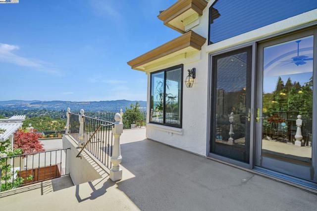530 Oakshire Pl, Alamo CA: https://media.crmls.org/mediaz/e7190fa4-39d2-4923-8822-ff6222eda714.jpg