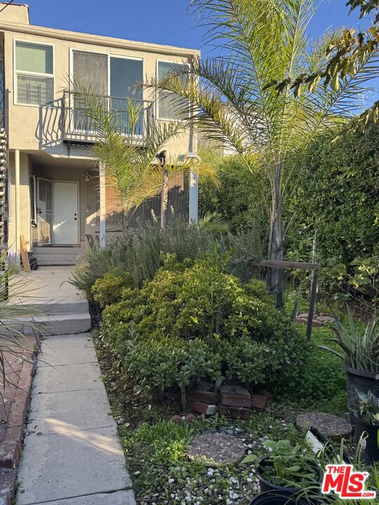 4010 W Adams Boulevard, Los Angeles CA: https://media.crmls.org/mediaz/e71b4229-5373-4d1a-8343-804808b5ce25.jpg