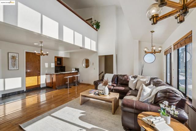 9090 Castlewood St, Oakland CA: https://media.crmls.org/mediaz/e71bedee-5aec-422a-a9fb-2d42348e7aec.jpg