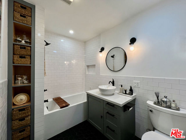 18033 Rosita Street, Encino CA: https://media.crmls.org/mediaz/e71c2d75-e006-4b07-8e26-847504de32bf.jpg