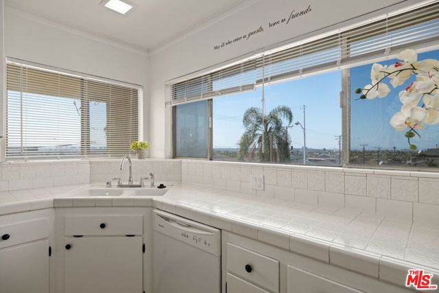 5804 S kings Road, Los Angeles CA: https://media.crmls.org/mediaz/e71d6251-e753-4540-81f8-d154e2560981.jpg