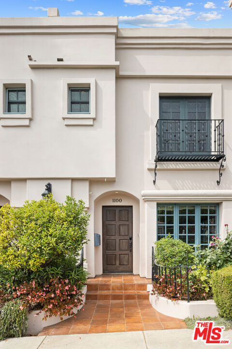 1100 21st Street, Santa Monica CA: https://media.crmls.org/mediaz/e71d7f30-0040-4e8e-947a-41c30be15c4f.jpg