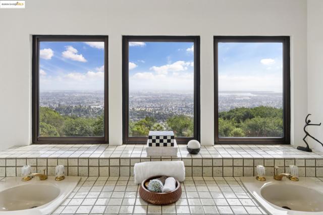 6019 Ridgemont Dr, Oakland CA: https://media.crmls.org/mediaz/e71dd209-4d71-44f7-bab8-4b056d1e6149.jpg