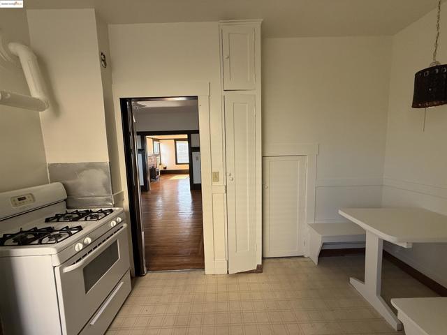 3999 Clarke, Oakland CA: https://media.crmls.org/mediaz/e71e6b5d-bff8-44d3-b4a9-38410d00fb86.jpg