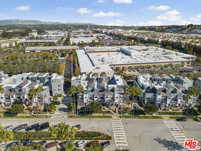 5350 Playa Vista Drive, Playa Vista CA: https://media.crmls.org/mediaz/e71ed1f6-8ccb-444d-8e25-11330acf0a74.jpg