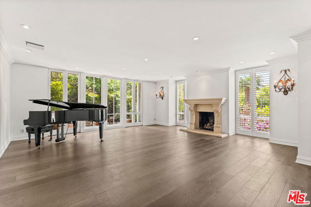 512 N Canon Drive, Beverly Hills CA: https://media.crmls.org/mediaz/e71f548f-0f2c-45d4-bb30-3b683fbce6b2.jpg