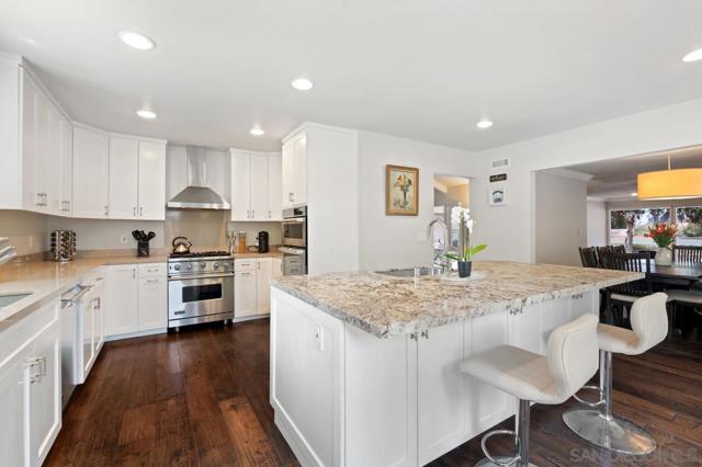 8874 La Jolla Scenic Dr N, La Jolla CA: https://media.crmls.org/mediaz/e71f59a2-6be8-41da-9017-e4a26bba9124.jpg