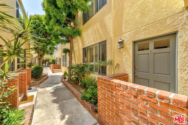 933 17th Street, Santa Monica CA: https://media.crmls.org/mediaz/e71fb15d-def9-4ff6-b18f-41b898f9d5ca.jpg
