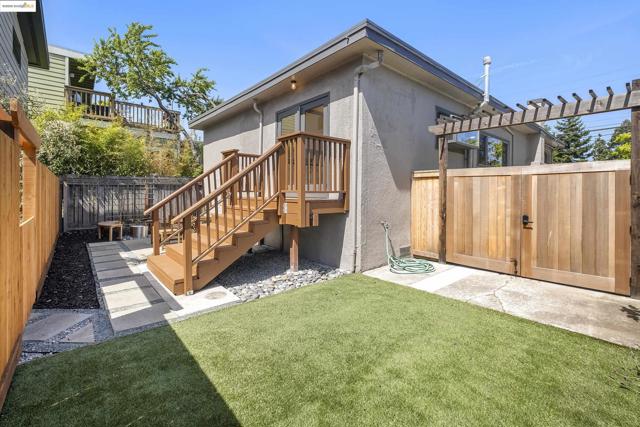2516 Mathews St, Berkeley CA: https://media.crmls.org/mediaz/e71fc5f2-e2fa-4ae9-95c2-1715f858b5a8.jpg