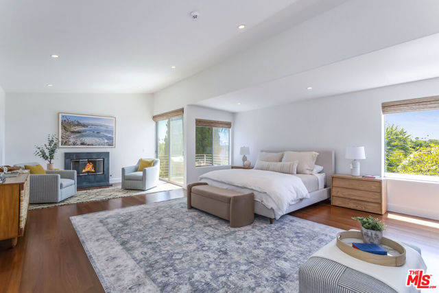 2336 Boone Avenue, Venice CA: https://media.crmls.org/mediaz/e7204201-ff56-4ff8-8cbe-b5cc57b93346.jpg