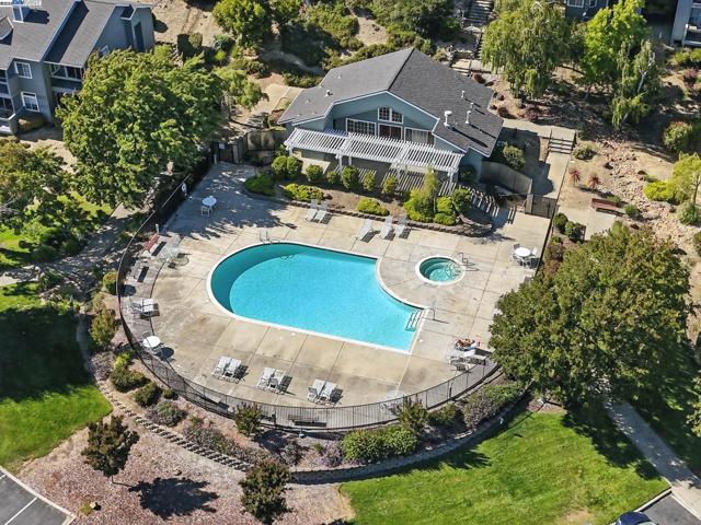 7635 Canyon Meadow Cir, Pleasanton CA: https://media.crmls.org/mediaz/e720a077-5cd8-4769-b612-10d0aa56004b.jpg