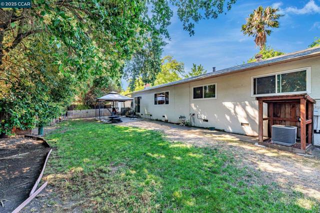 1971 Emerald St, Concord CA: https://media.crmls.org/mediaz/e7210d4d-76e1-4b05-9466-5062c0e0c6d0.jpg