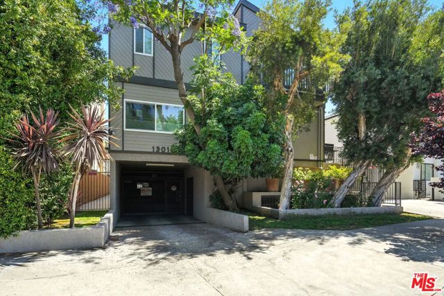 13012 Valleyheart Drive, Studio City CA: https://media.crmls.org/mediaz/e721d102-e810-4e5d-9bf1-ac2df74c641f.jpg