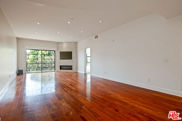 8788 Shoreham Drive, West Hollywood CA: https://media.crmls.org/mediaz/e722bf38-a761-4f8e-825f-d95ba14805d0.jpg