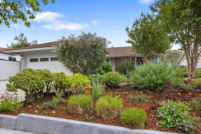 464 W Avenida De Las Flores, Thousand Oaks CA: https://media.crmls.org/mediaz/e72385fa-91a6-4d21-8485-b01bcd472a8d.jpg