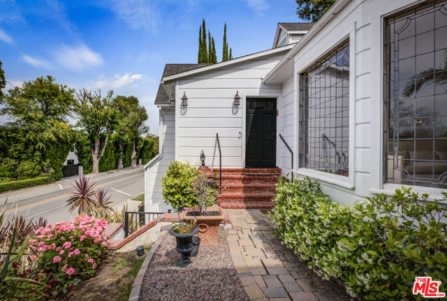 13324 Valley Vista Boulevard, Sherman Oaks CA: https://media.crmls.org/mediaz/e7246a71-7eaf-432e-b573-23dc3ebf9c5d.jpg