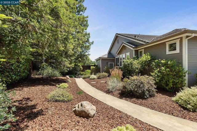 21 Mercury Ct, Pleasant Hill CA: https://media.crmls.org/mediaz/e724dfc7-533c-470f-bcb4-37fff9b0a087.jpg