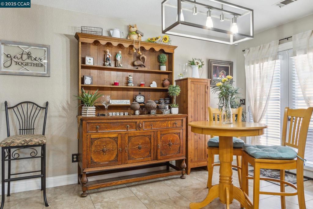 https://media.crmls.org/mediaz/e7264542-ed23-4691-8bd3-7c42e2bed244.jpg?preset=X-Large