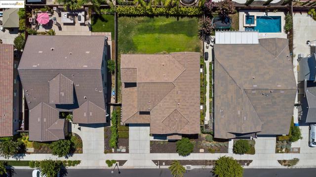 Bird's eye view of a pool area