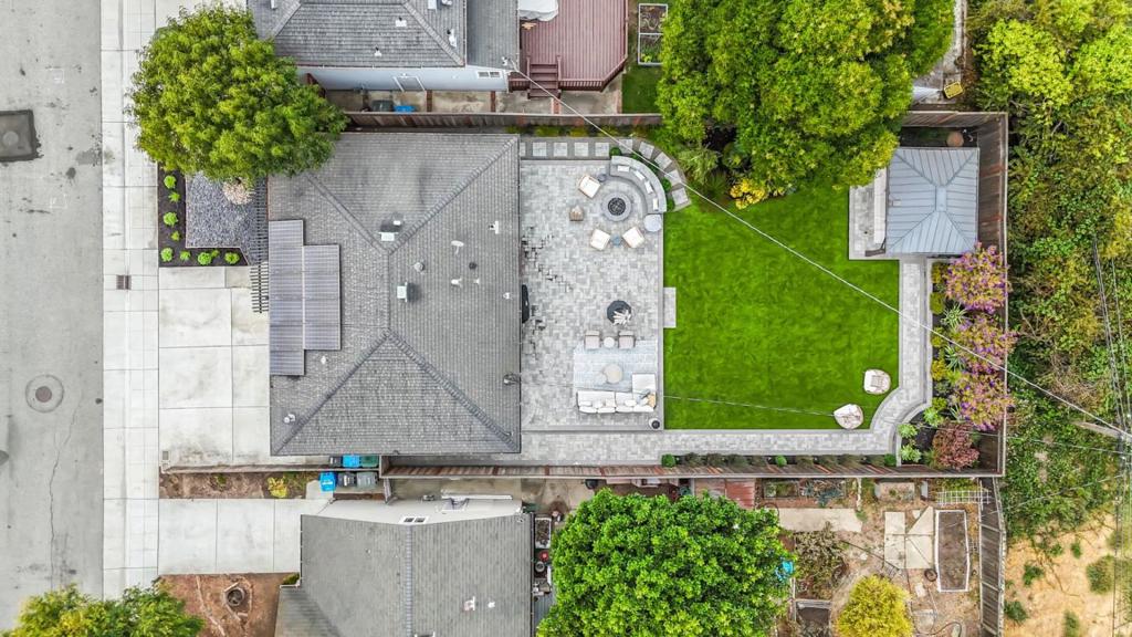 https://media.crmls.org/mediaz/e72739ca-8a6a-4948-8e6a-589025d70205.jpg?preset=X-Large