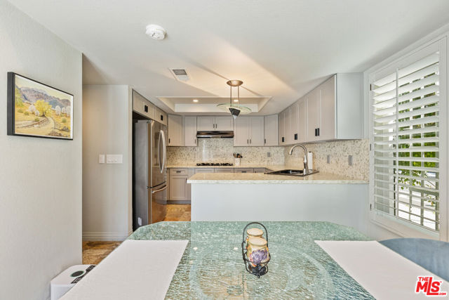 13082 Mindanao Way, Marina del Rey CA: https://media.crmls.org/mediaz/e7277175-7192-4dee-b456-7894e9f1dc98.jpg