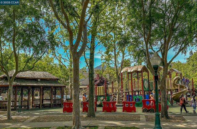 1105 Peacock Creek Dr, Clayton CA: https://media.crmls.org/mediaz/e729037d-39a8-4c9b-a587-4c2ca076ade6.jpg