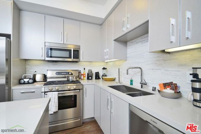 1168 S Barrington Avenue, Los Angeles CA: https://media.crmls.org/mediaz/e72949b1-3657-4027-868d-2389fae6ca81.jpg