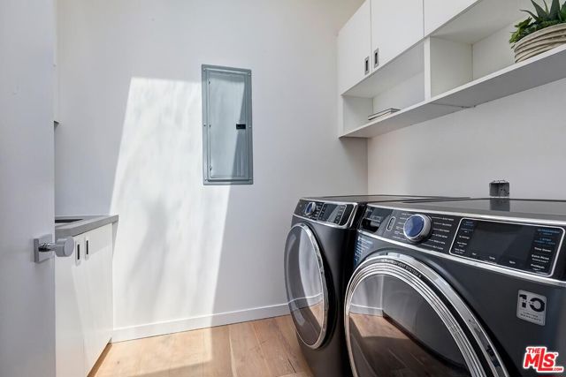 3571 Colonial Avenue, Los Angeles CA: https://media.crmls.org/mediaz/e729dfca-3506-4e76-9cb8-267c98eff30f.jpg
