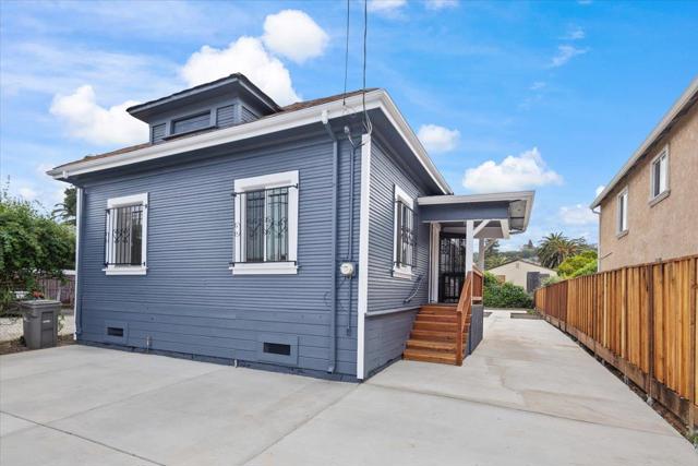 8850 Dowling Street, Oakland CA: https://media.crmls.org/mediaz/e72b3c5c-b5ed-4471-a9ff-4f2eefcec5ec.jpg