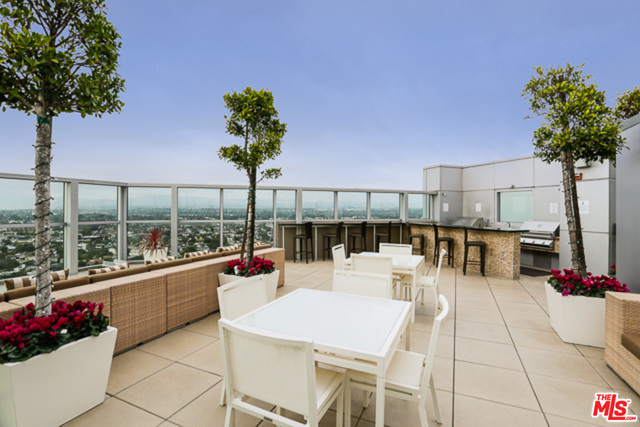 13700 MARINA POINTE Drive, Marina del Rey CA: https://media.crmls.org/mediaz/e72c1b7a-a132-42d0-b153-94f74eac18be.jpg
