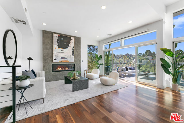 3743 SUNSWEPT Drive photo 5