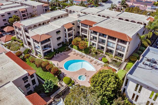 2540 Clairemont Dr, San Diego CA: https://media.crmls.org/mediaz/e72def96-be84-414d-91dd-a284d457e8b5.jpg