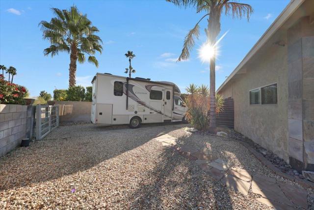 1617 E Paseo El Mirador, Palm Springs CA: https://media.crmls.org/mediaz/e72df331-397a-4a0b-939b-17aeb7847622.jpg