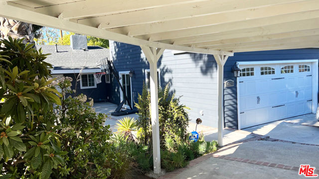 22111 Independencia Street, Woodland Hills CA: https://media.crmls.org/mediaz/e72e2165-8fc8-42d9-9942-e23624506ab9.jpg